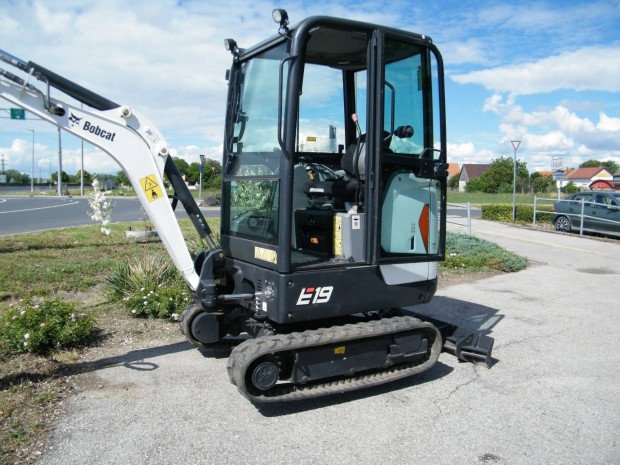 2016 - os Bobcat E 19 gumihevederes roks forgkotr minikotr