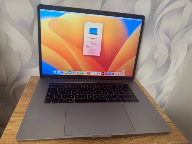 2017 Macbook Pro 15" Touch Bar, i7, 16GB , 256 GB SSD