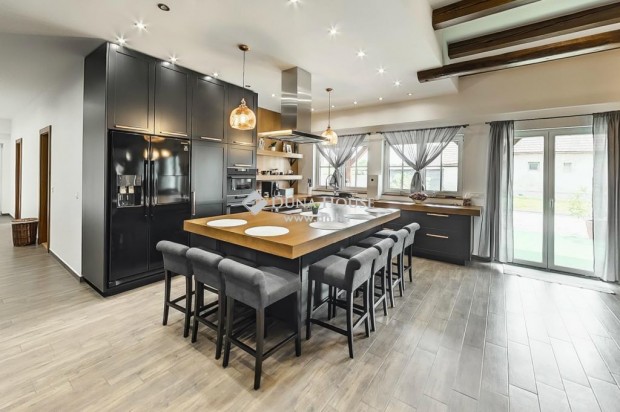 2018 �p�t�s�, t�gla 284m2, 4 szoba + 80m2 amerikai konyh�s nappali