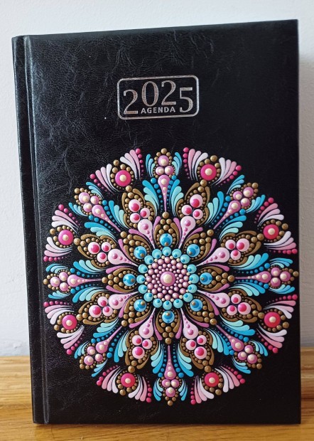 2025 hatridnapl naptr pink kk rz mandala dsztssel kzzel fest