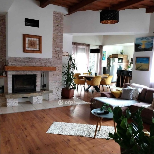 202 nm-es h�z elad� Ny�regyh�za