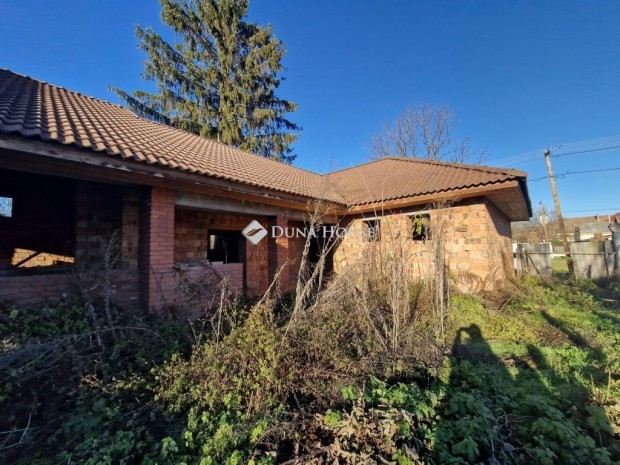 203 nm-es h�z elad� Madaras