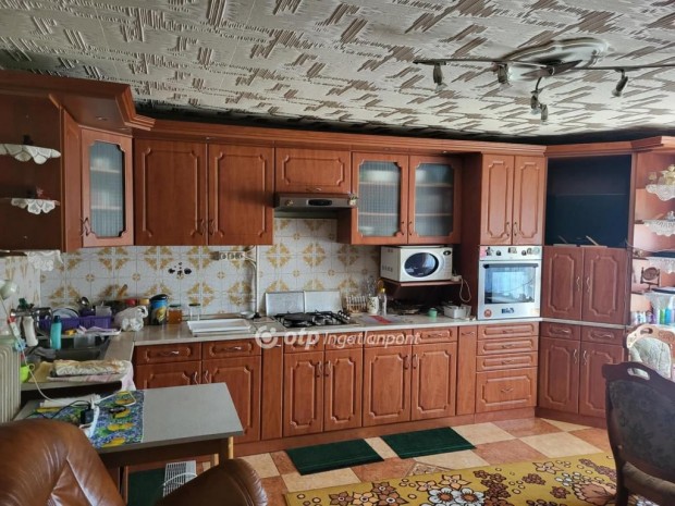 203 nm-es h�z elad� Pusztamonostor