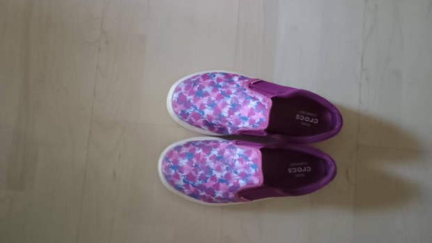 204117 J3 méretű Crocs pink Palm lány utcai cipő