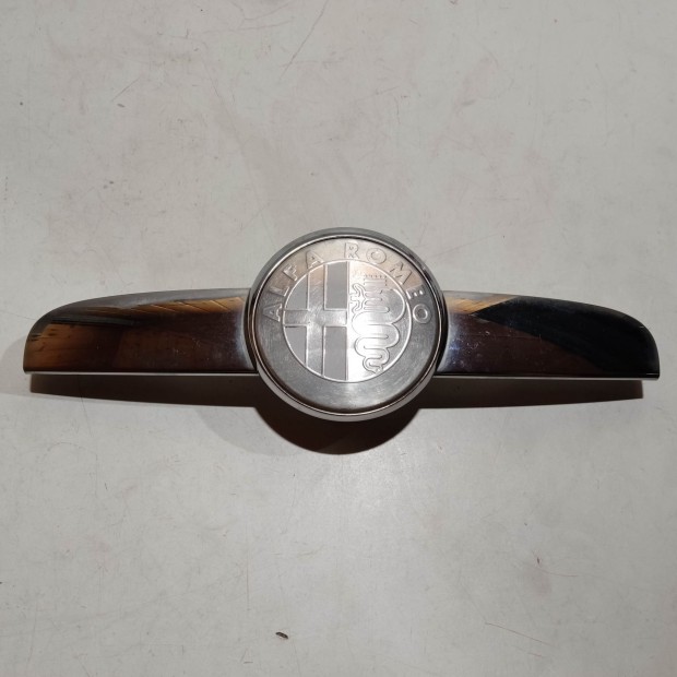204218 Alfa Romeo 159 2005-2011 első embléma, embléma tartó a képen
