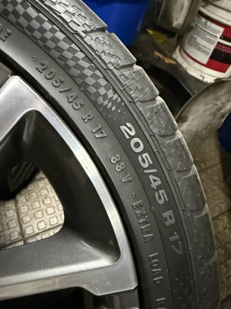 205/45 R17 nyri gumi 4db egyben ennyirt elad!