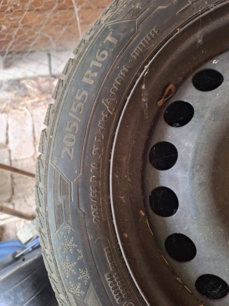 205/55 R16 téligumi szett felnivel és dísztárcsával