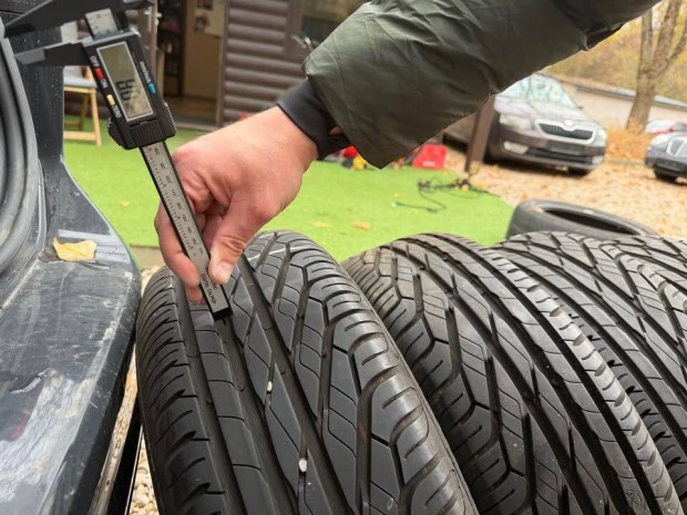 205/60/16 Uniroyal Rainexpert szinte j Nyri gumi Lemezfelnin