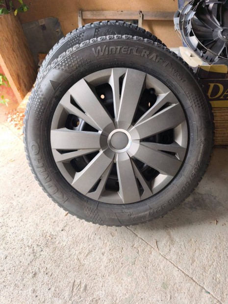 205/60 R16 téligumi felnire szerelve