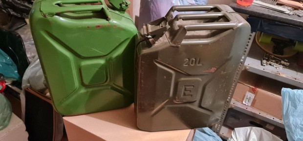 20L-es benzineskannák, 3 db, "békebeli vastag anyagból" eladó