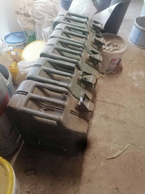 20 L üzemanyag kanna 6 db