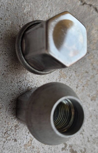 20 db csavar k�nny�f�m felnihez. 14mm-es. M14-es.