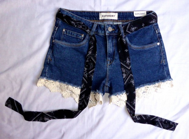 20ezres címkés Superdry 28 -as ( S ) méretű sexy farmer rövid nadrág
