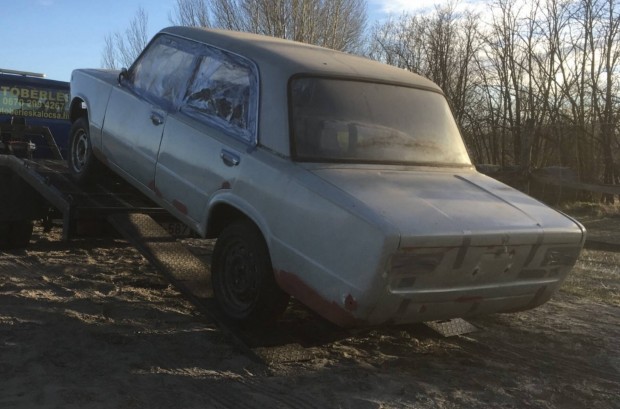 2101 lada zsiguli üres gurítható kaszni, bódé piros beltérrel
