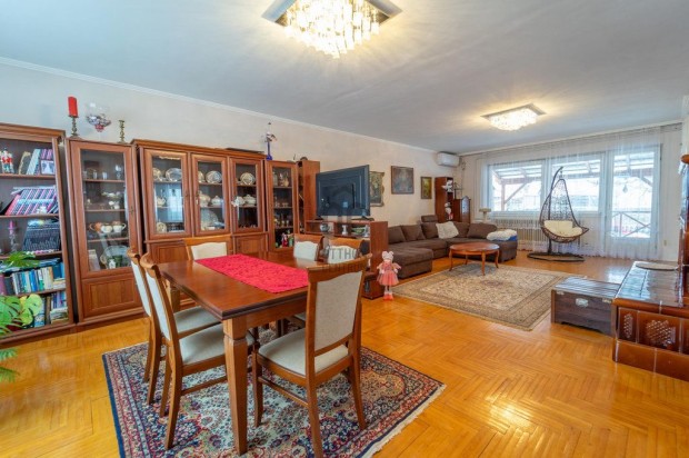 210 nm-es h�z elad� Cegl�d