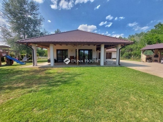 210 nm-es h�z elad� Paks