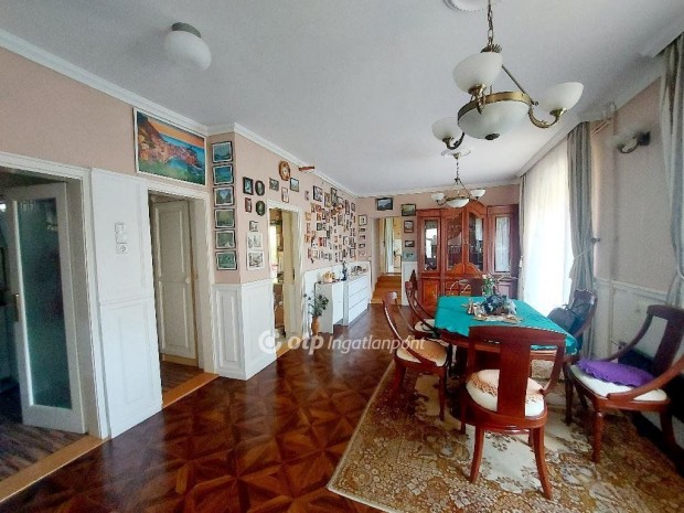 211 nm-es h�z elad� �zd