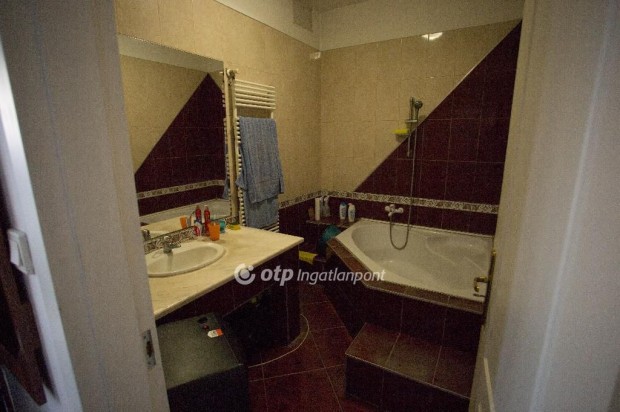 212 nm-es h�z elad� Sz�csi