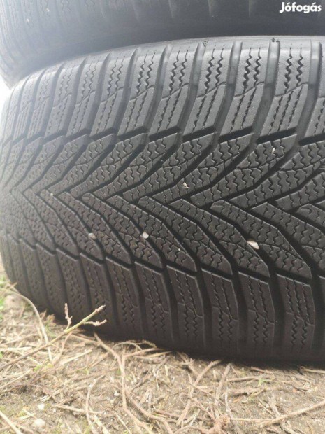 215/40R17 újszerű Nexen téligumi 75e/4db