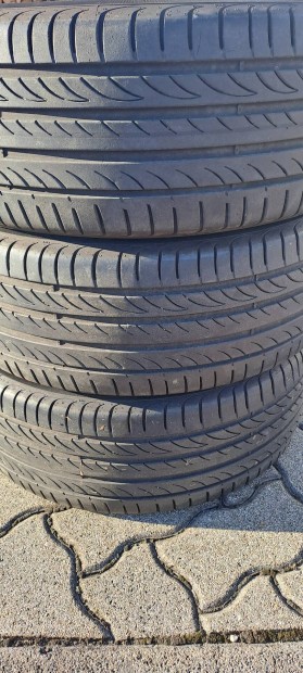 215/45 R18 Pirelli nyri gumiabroncs
