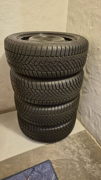 215/55R16 Goodyear téligumi lemezfelnin eladó (8.5-9mm) Honda Civic