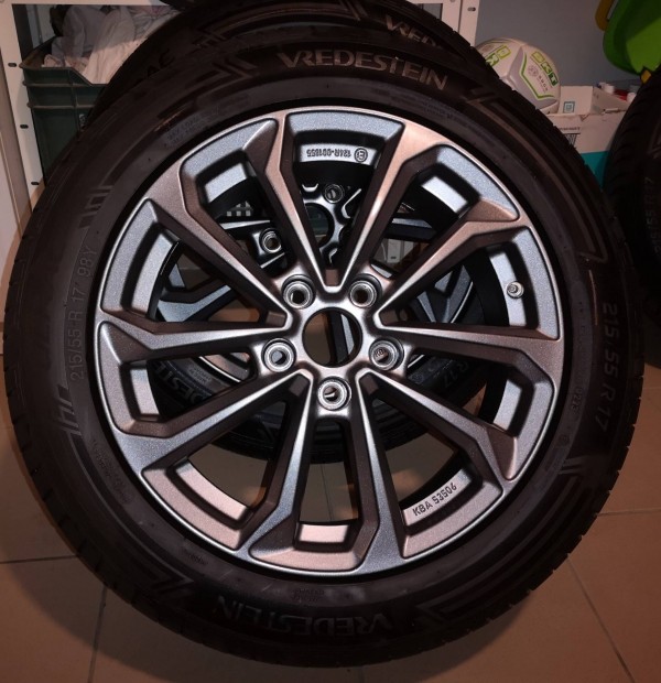 215/55 R17 Vredestein nyri gumi Dezent alufelnin DOT 0223 ; 5x114.3 