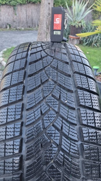 215/55r18  Good year ultra grip tligumi 1 db