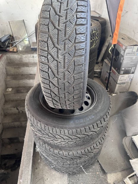 215/60R16 Téligumi Peugeot felnin eladó