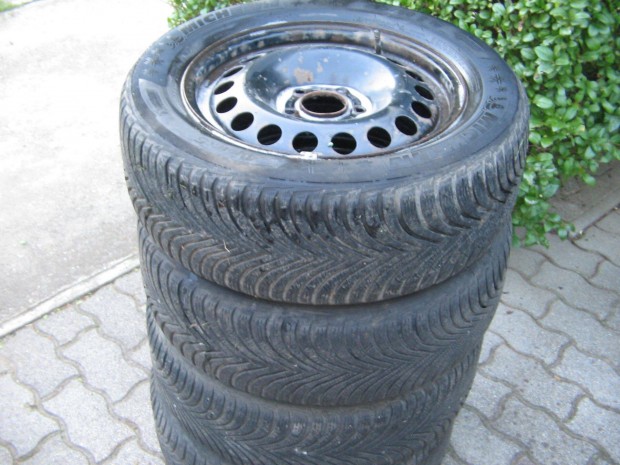 215/60R16 tli garnitra Felnin Opel-hez elad!