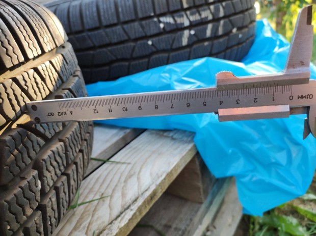 215/60 R16 Continental gumi + alu felni: 5x114,3 ET40 16x7.0 Agy:60,1