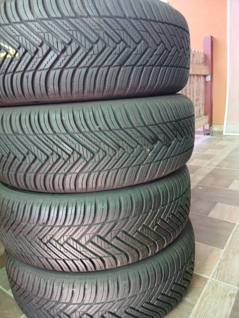 215/60/R16 Hankook 4 �vszakos gumi egy nyarat futott