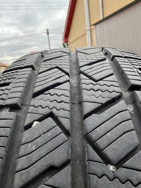 215/65R16C Laufenn kisteherautó téli abroncs