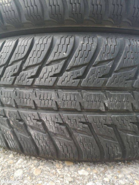 215/65R16 jszer Nokian tligumik