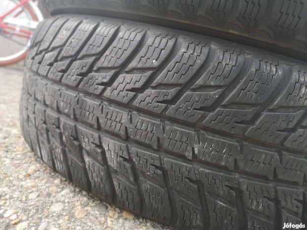 215/65R16 jszer Nokian tligumik