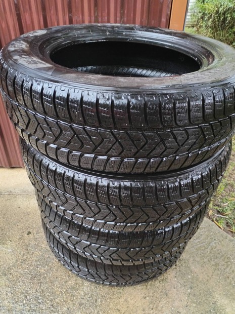 215/65/R17 4 db kevesett futott Pirelli téli gumi eladó