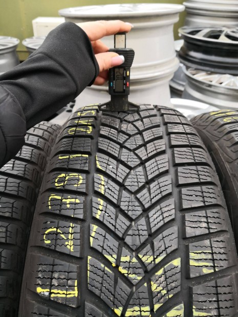 215/65 R17 Goodyear téli gumi 40000ft a 4db/279/