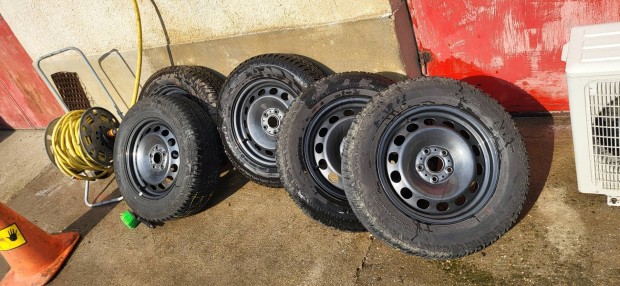 215 65r16 Yokohama Geolandar gumi + 5x112 VW felni