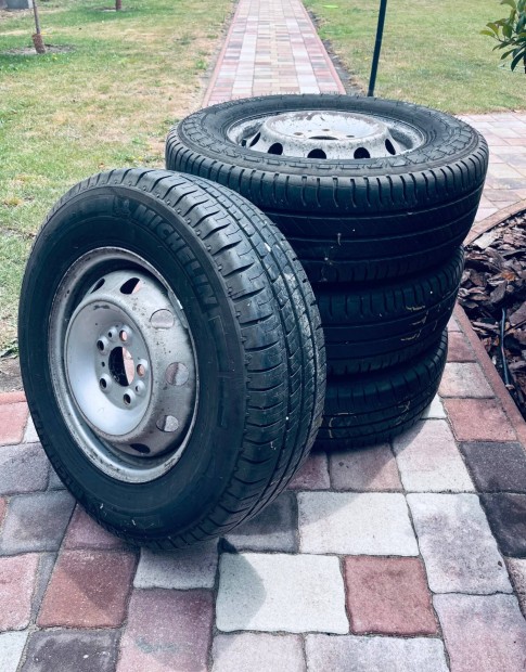 215/70 R15 C -Michelin Agilis 3 kerék garnitúra