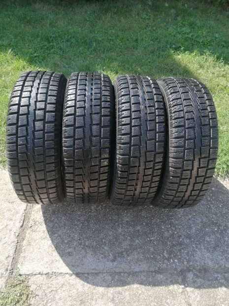 215/70 R16-os Tligumi 