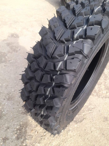 215/75R16 Cobra mint�s terepgumi