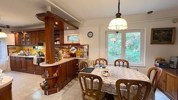 218 nm-es h�z elad� Erd�kertes