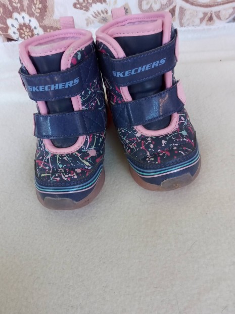 21-es Skechers Slights villog hibtlan csizma