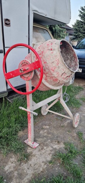220V-os 140 literes betonkeverő