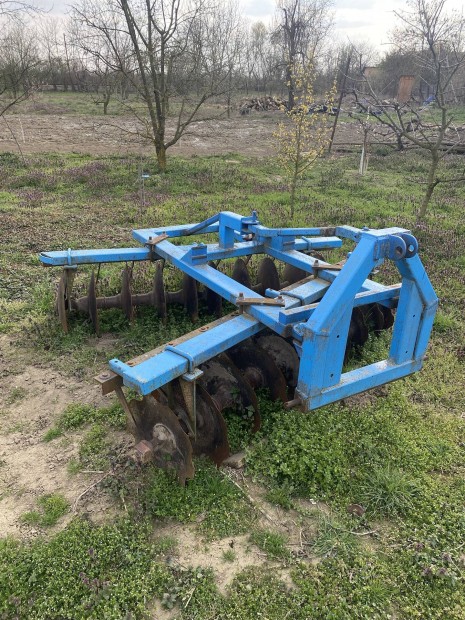 220 let�k f�ggesztett t�rcsa