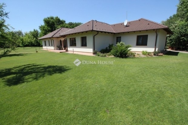 220 nm-es h�z elad� Kecskem�t