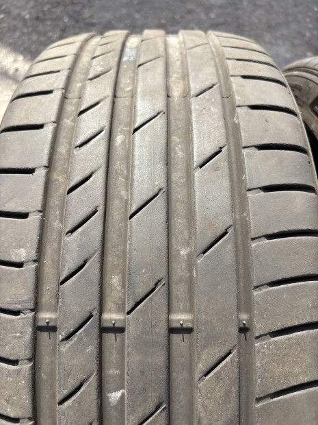 225/40R18 Kumho 