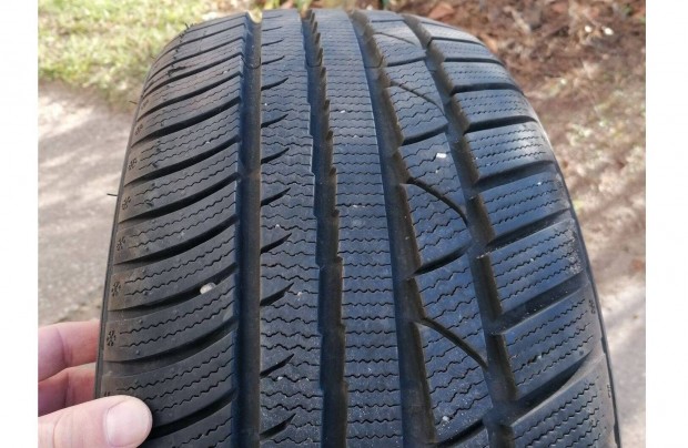 225 40 18 �jszer� T�ligumi szett