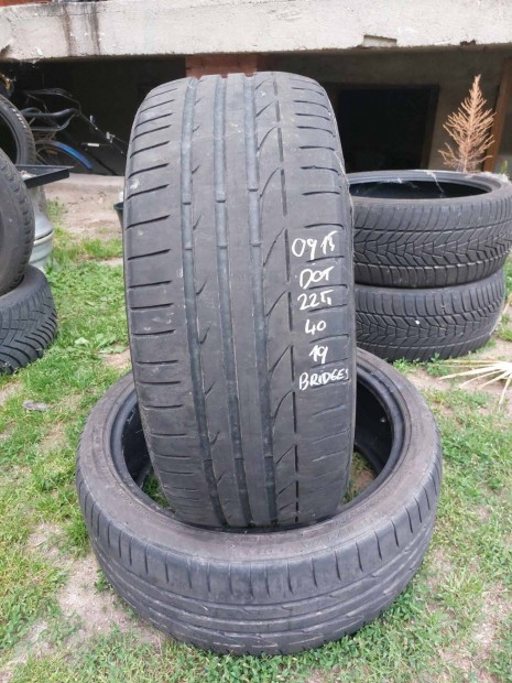 225 40 19 Nyári Bridgestone Mintaárok Repedt
