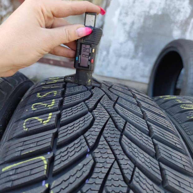 225/40 R18 Ceat téli gumi 99500ft a 4db /22/