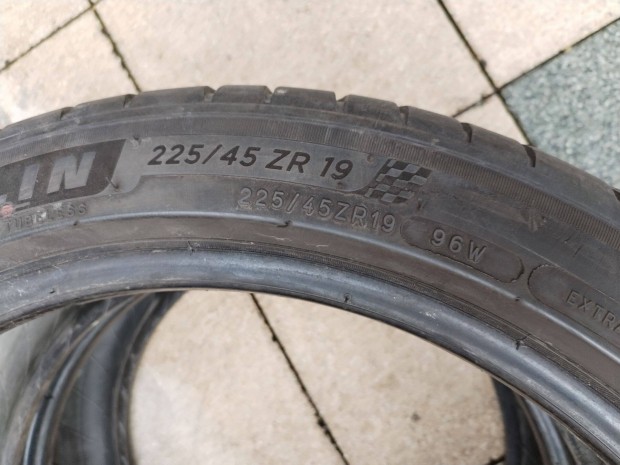 225 45 19 michelin nyári gumi 2 db